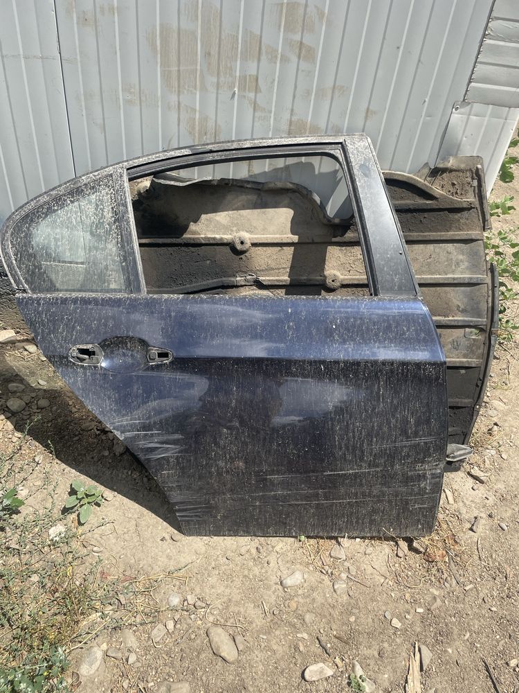 Vand barao riginala  bmw e 90 si ușă dreapta fara geam si macara