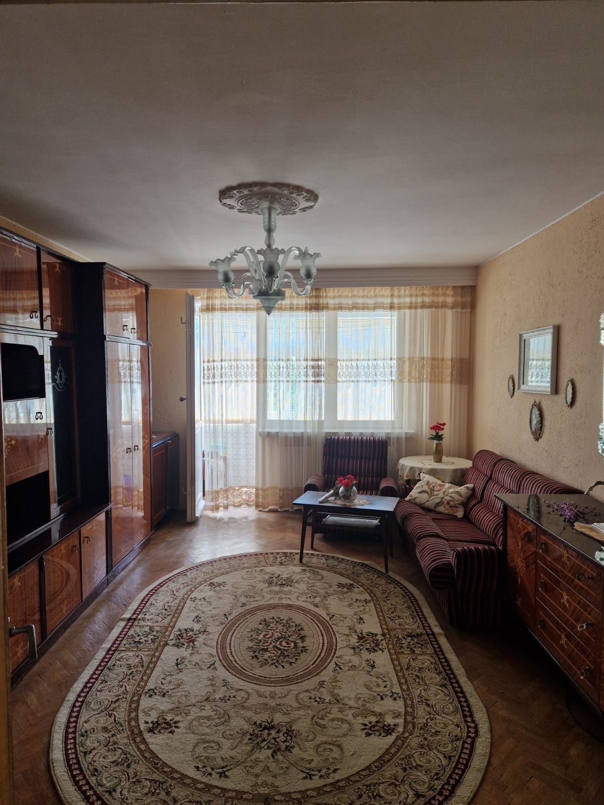 Apartament 3 camere, semidecomamdat, bld Traian, etaj 2 din 10, pf
