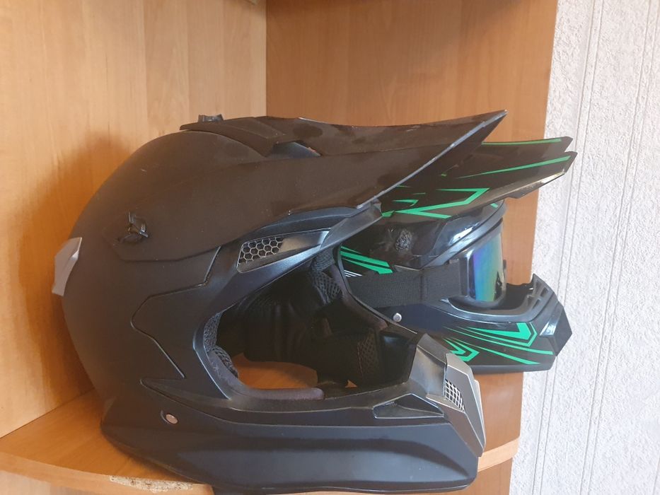 Продам шлем для мото и самокатов