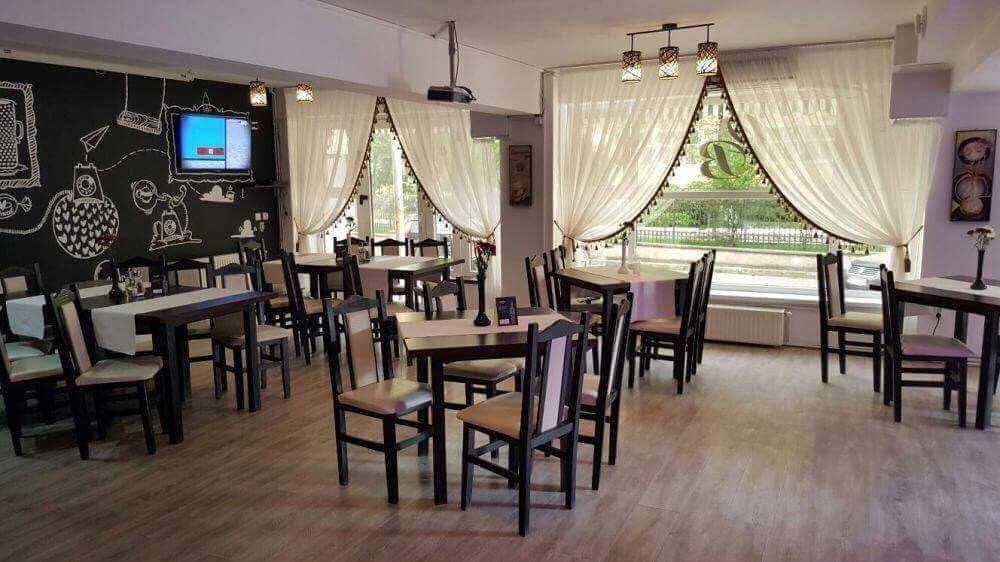 Scaune și mese din lemn pentru restaurante la prețuri avantajoase
