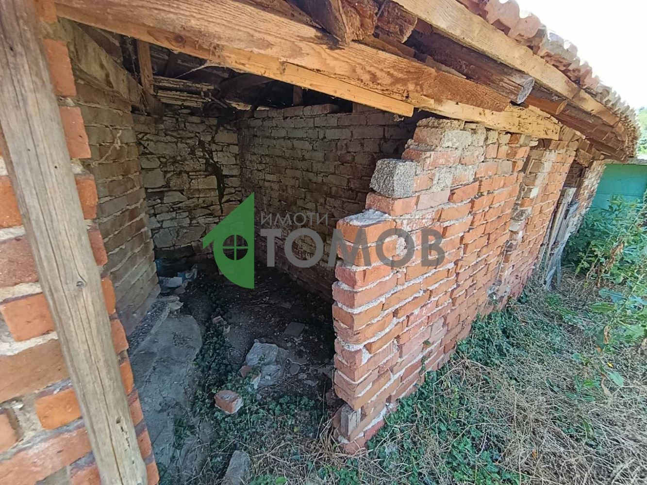 Двуетажна къща със собствен двор в село Кирилово