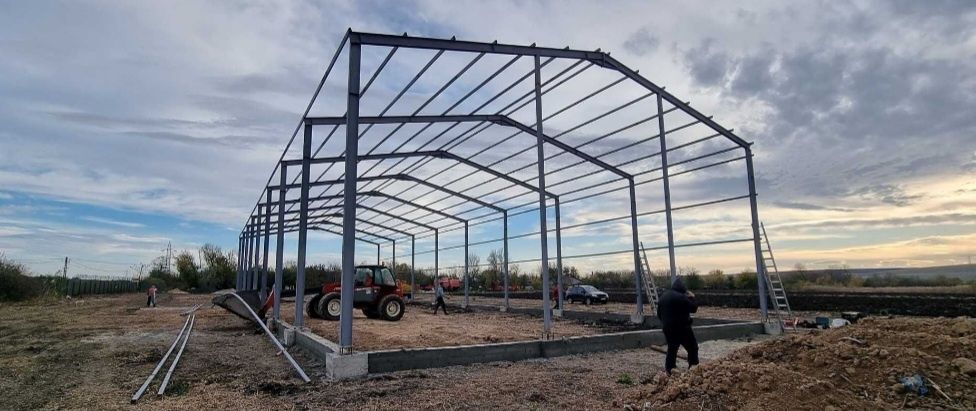 Structură metalică solidă și durabilă, ideală pentru depozitare sau sp