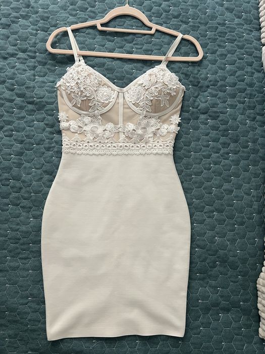 Бяла бандажна рокля