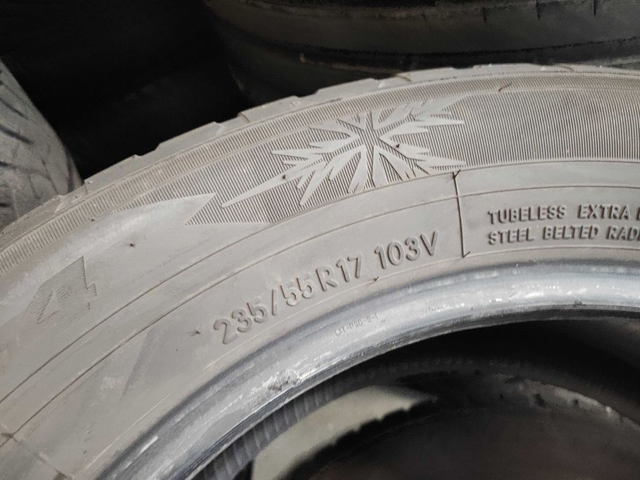 2бр.зимни гуми 235/55/17 Toyo