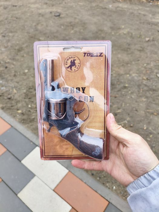 Револьвер на пистонах, металлический игрушечный