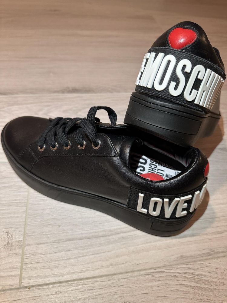 Adidasi Love Moschino