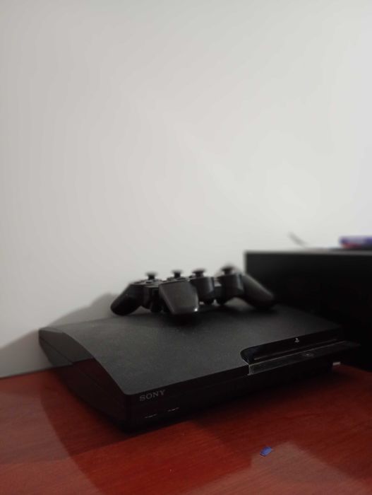 Vând PS 3 in stare foarte bună 2 controlere