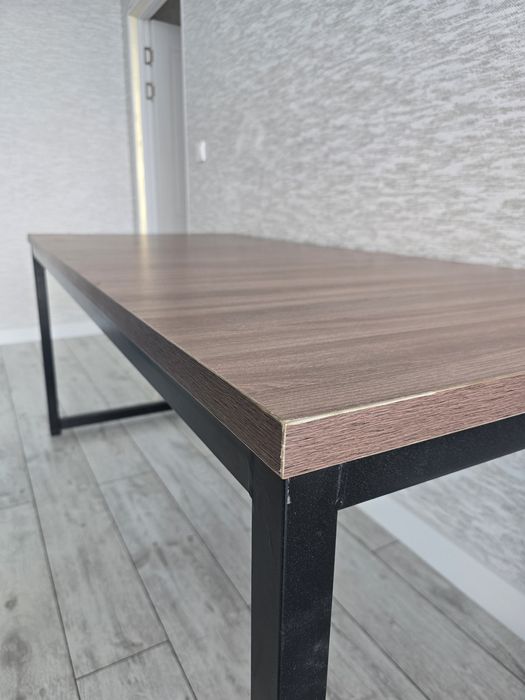 Стол в отличном состоянии.