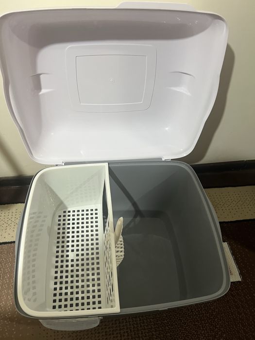 Продаю лоток для кошек с миской и когтеточкой