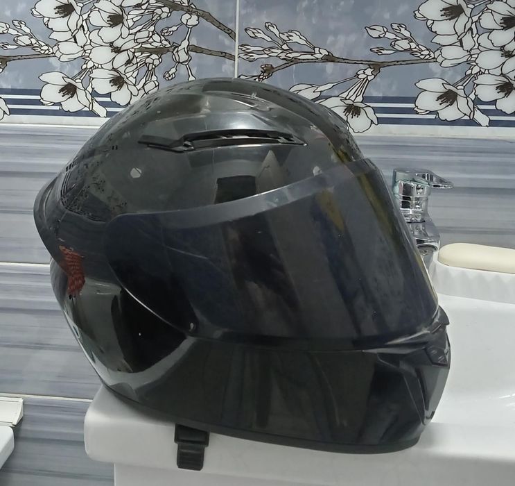 Шлем черный красивый