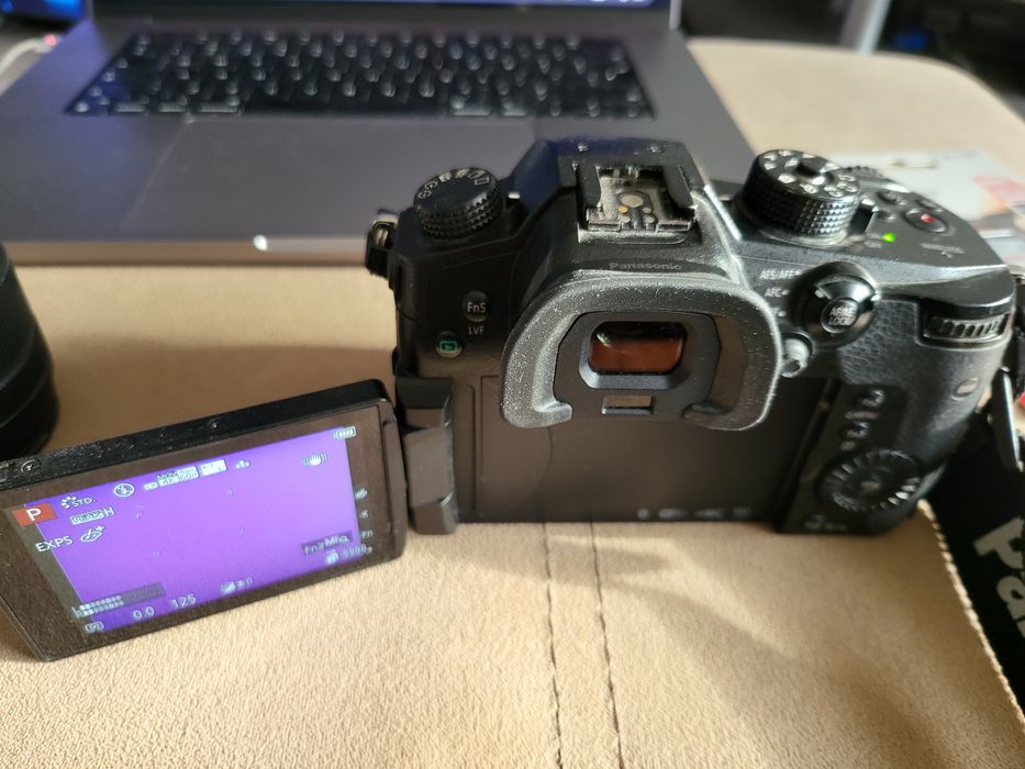 Panasonic Gh5 с две батерии и три мемори карти