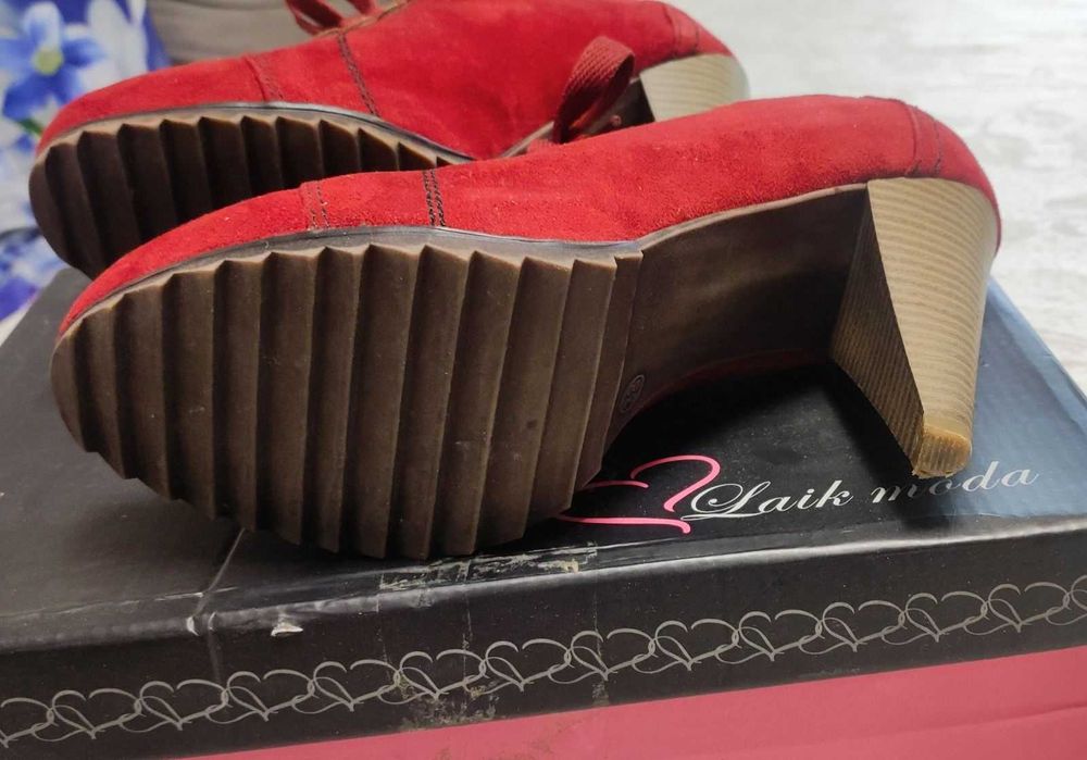 Дамски велурени обувки на ток, 38н.