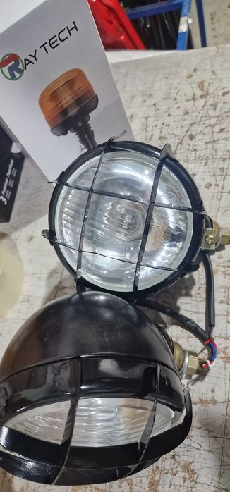 Proiector far tractor utilaje agricole pret 115 lei bucata se poate tr