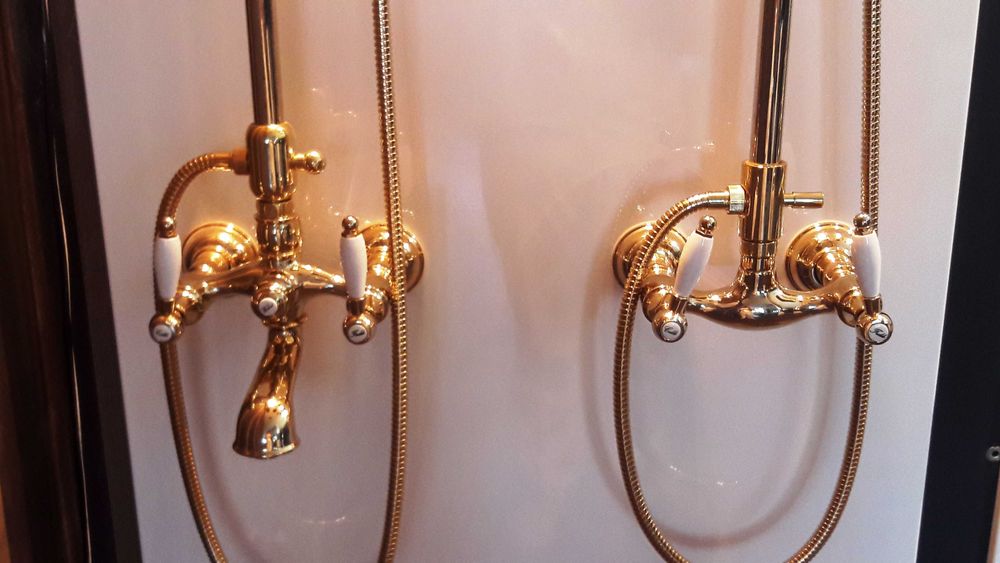 Душевые стойки Италия в  бронзе, хроме