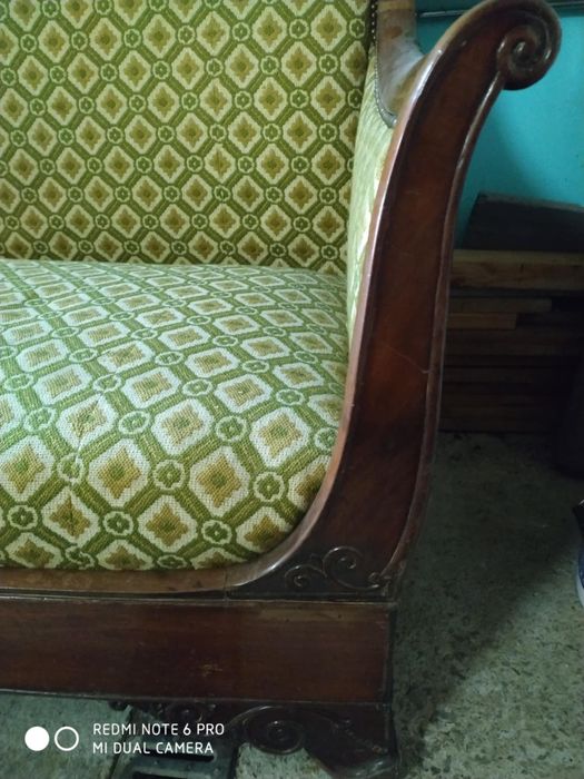 Диван с дърворезба