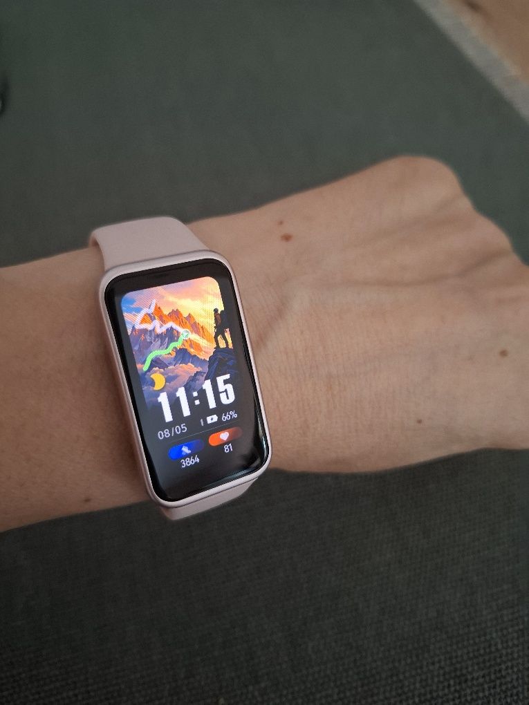 Продавам часовник HUAWEI BAND 9
