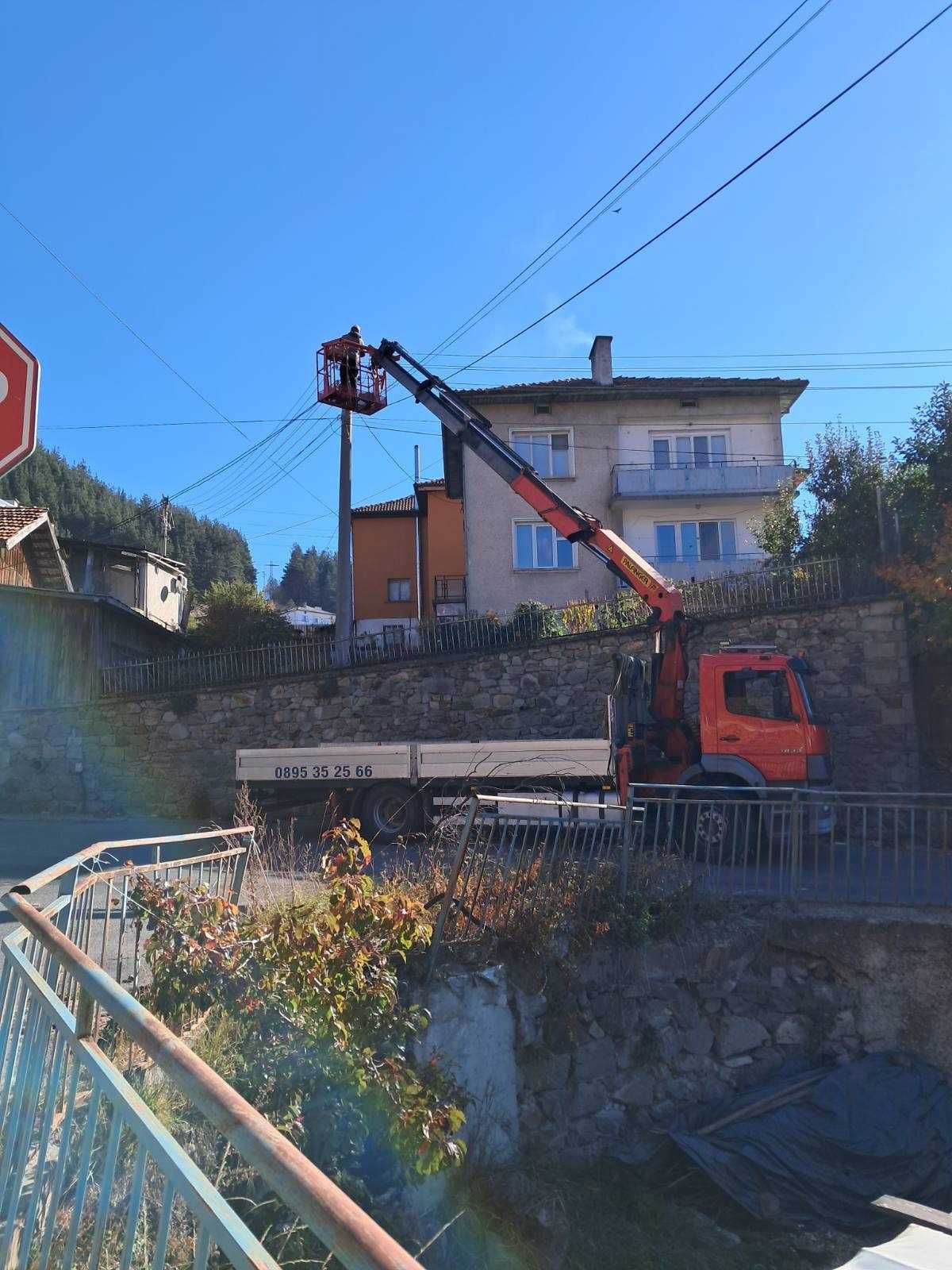 Транспорт камион с кран и услуги с кран, кошница за хора, вишка.