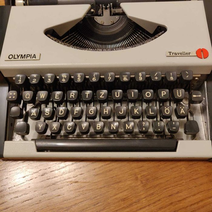 Masina de scris mecanica plata - Olympia Traveller