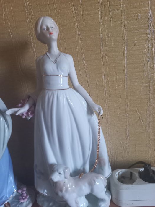 Продаются фарфоровые  статуэтки.производство  китаи.