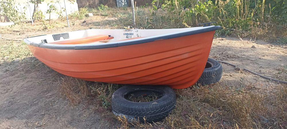 Продавам лодка стъклопластова