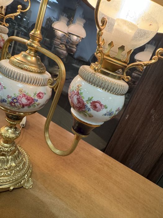 Doua lampi deosebite din bronz si portelan pictat cu abajur din sticla