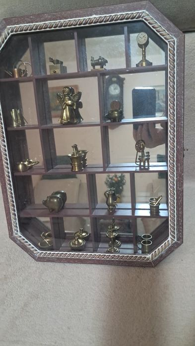 Vitrina cu 17 miniaturi din bronz