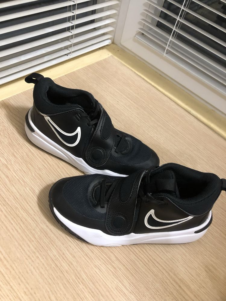 Обувки nike.