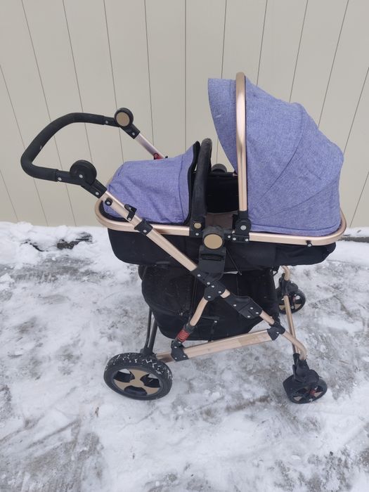 Продам коляску в хорошем состоянии в подарок стол для малыша