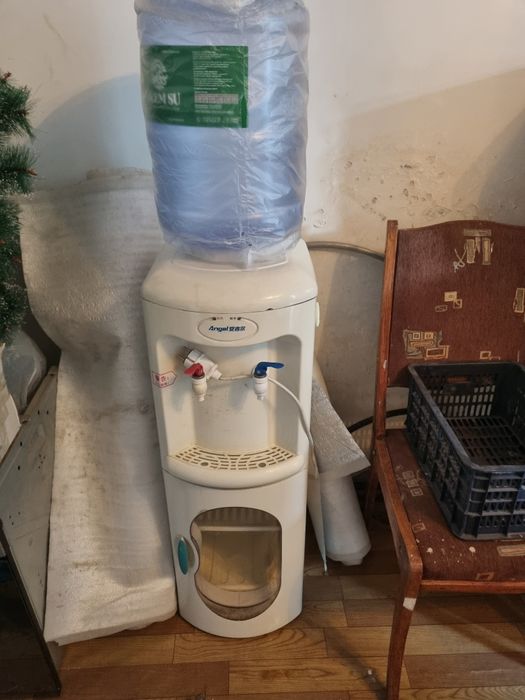 Диспенсер для воды в хорошем состоянии