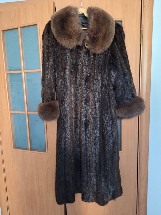 Продам нутриевую шубу с натуральным песцом