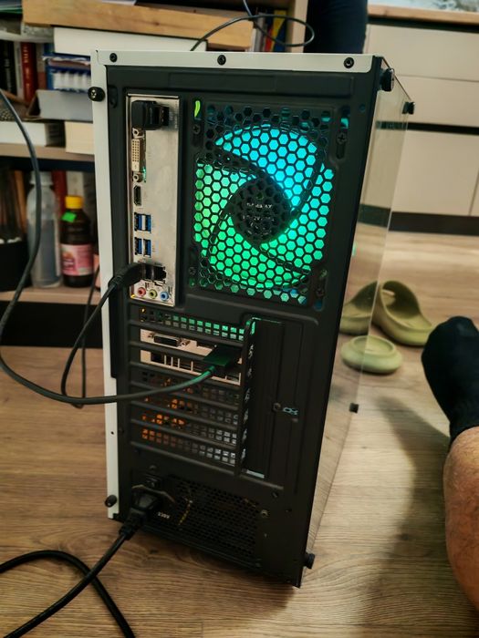 Vând unitate centrala +monitor tastatura.