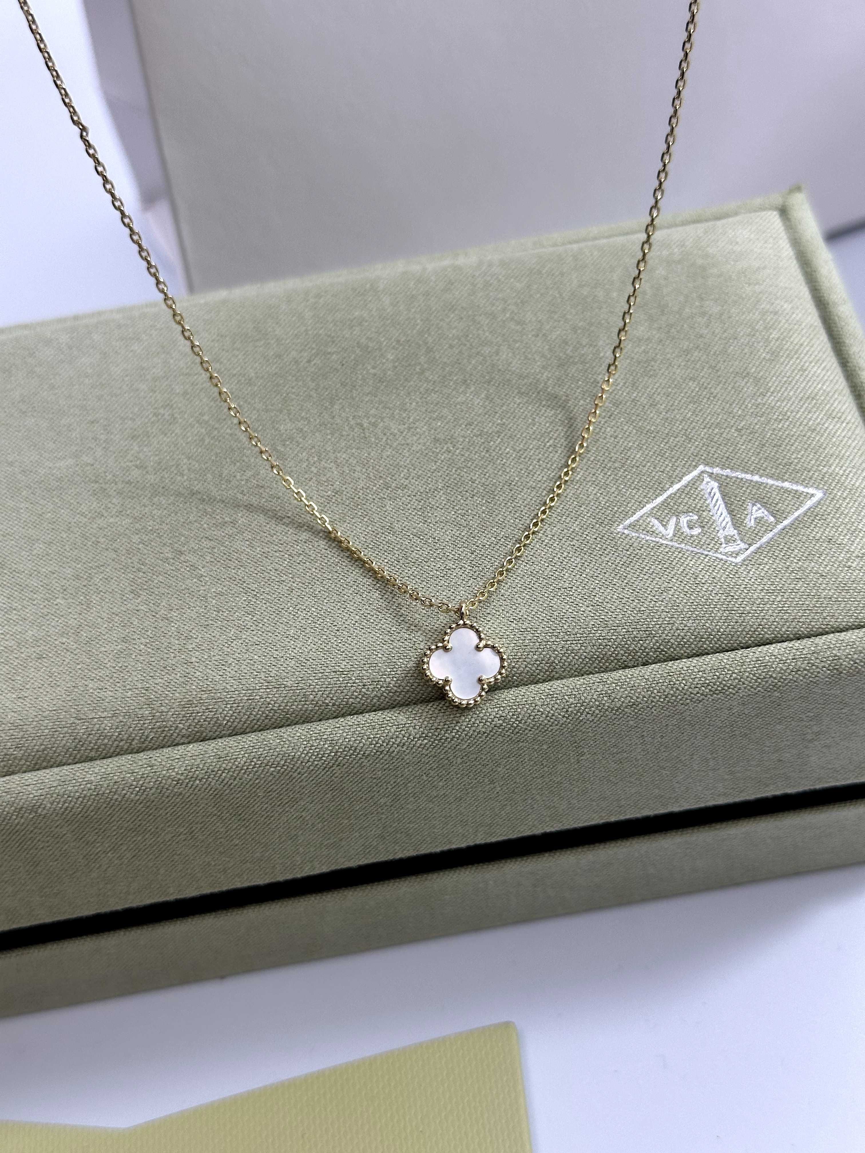 Colier MINI Van Cleef & Arpels Aur 750 White Pearl