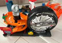 Hot Wheels Super Spin Tyre Shop