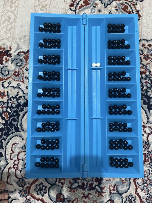 Тоғызқұмалақ ойыны,құмалақтар жетіспейтін сияқты.Арзанға беріп жіберем