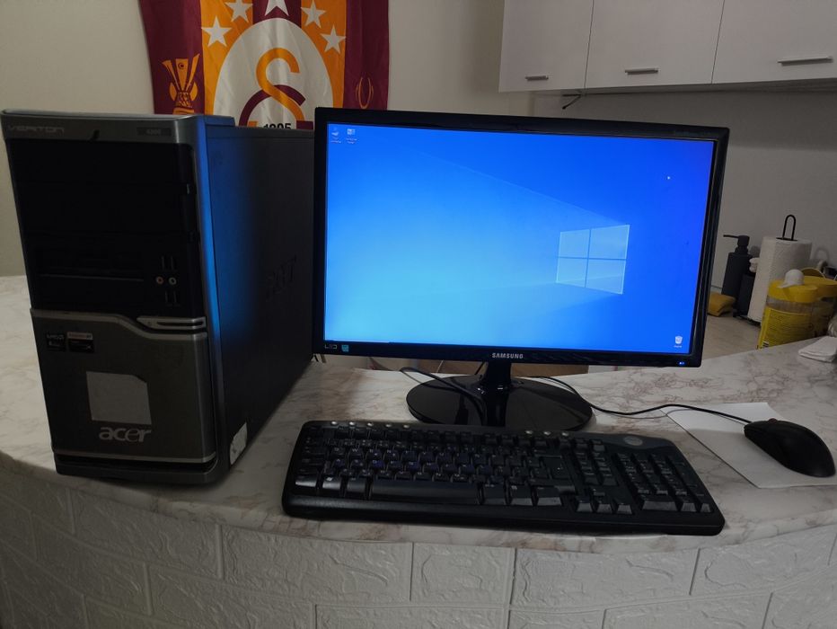 Компютър, монитор, мишка и клавиатура