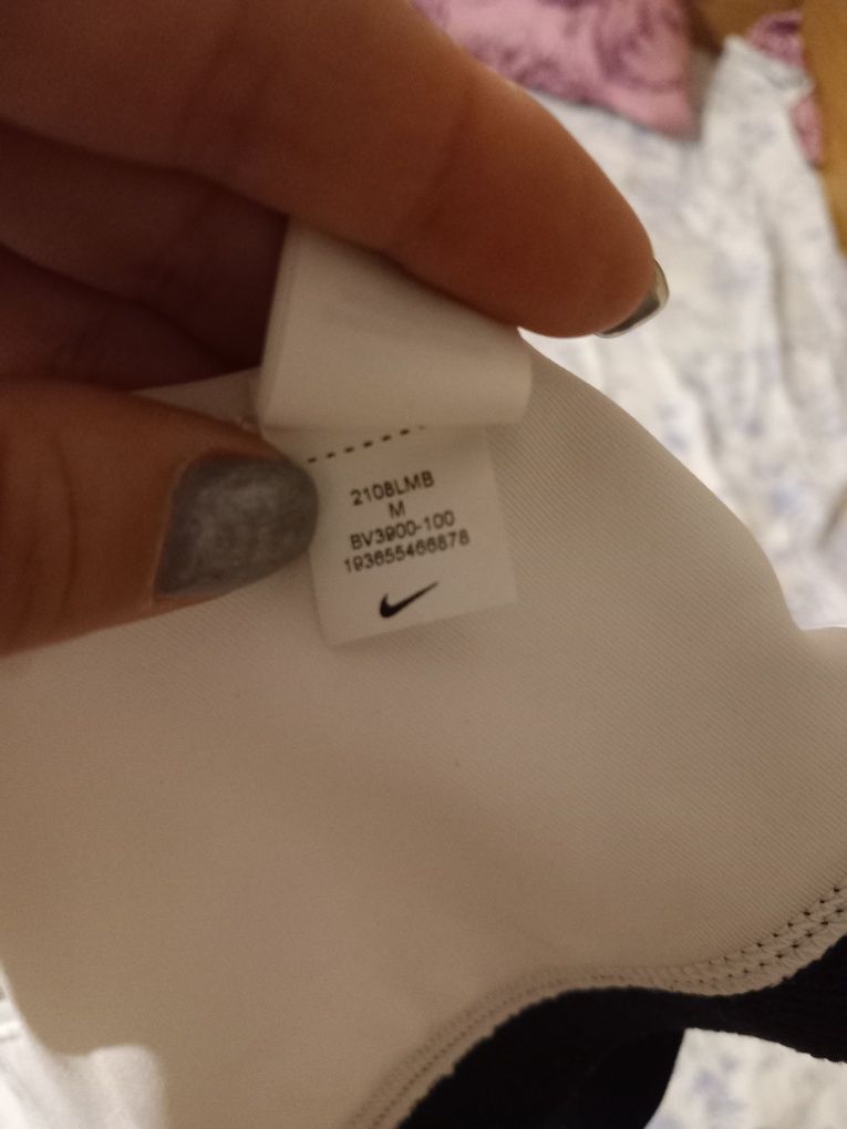 Клин с бюстие на Nike.