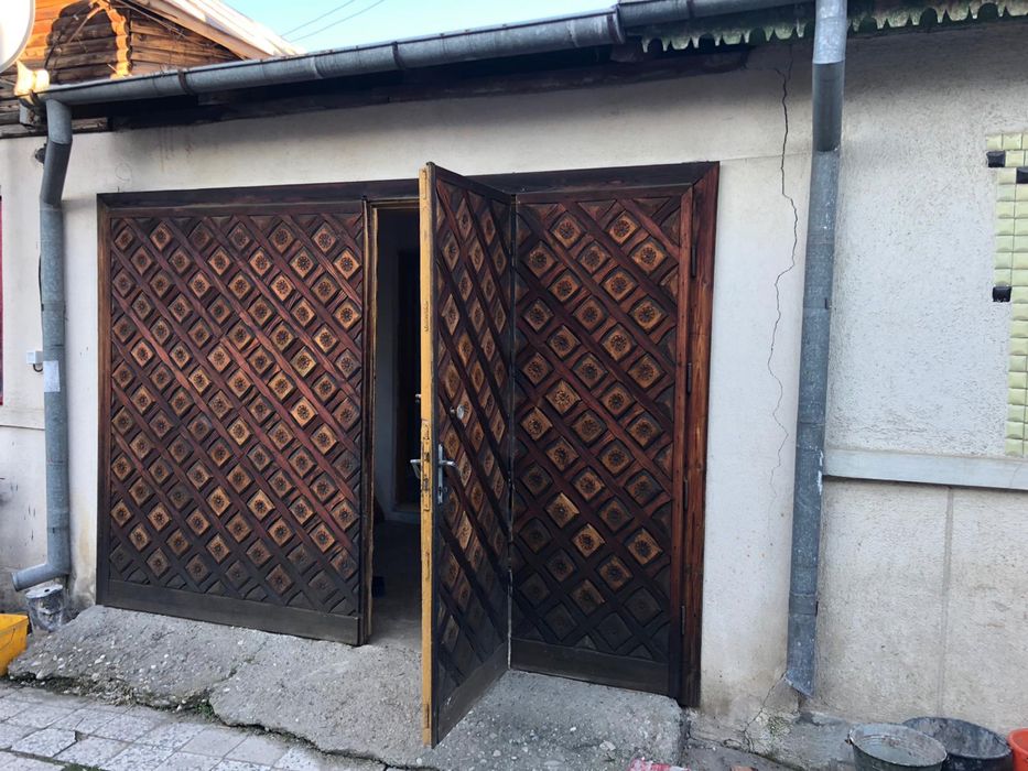 Usi mari din lemn masiv