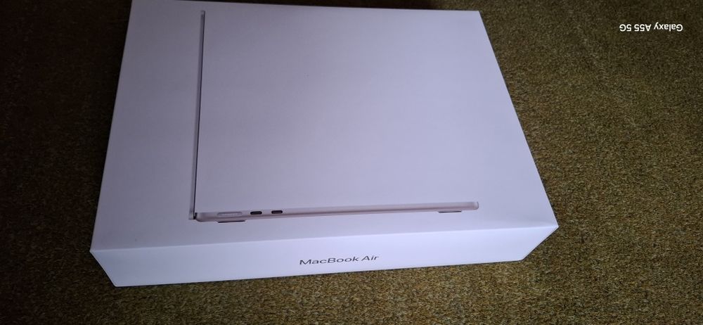 MacBook Air with AppleM2 chip 13-inch sigilat 4000 lei