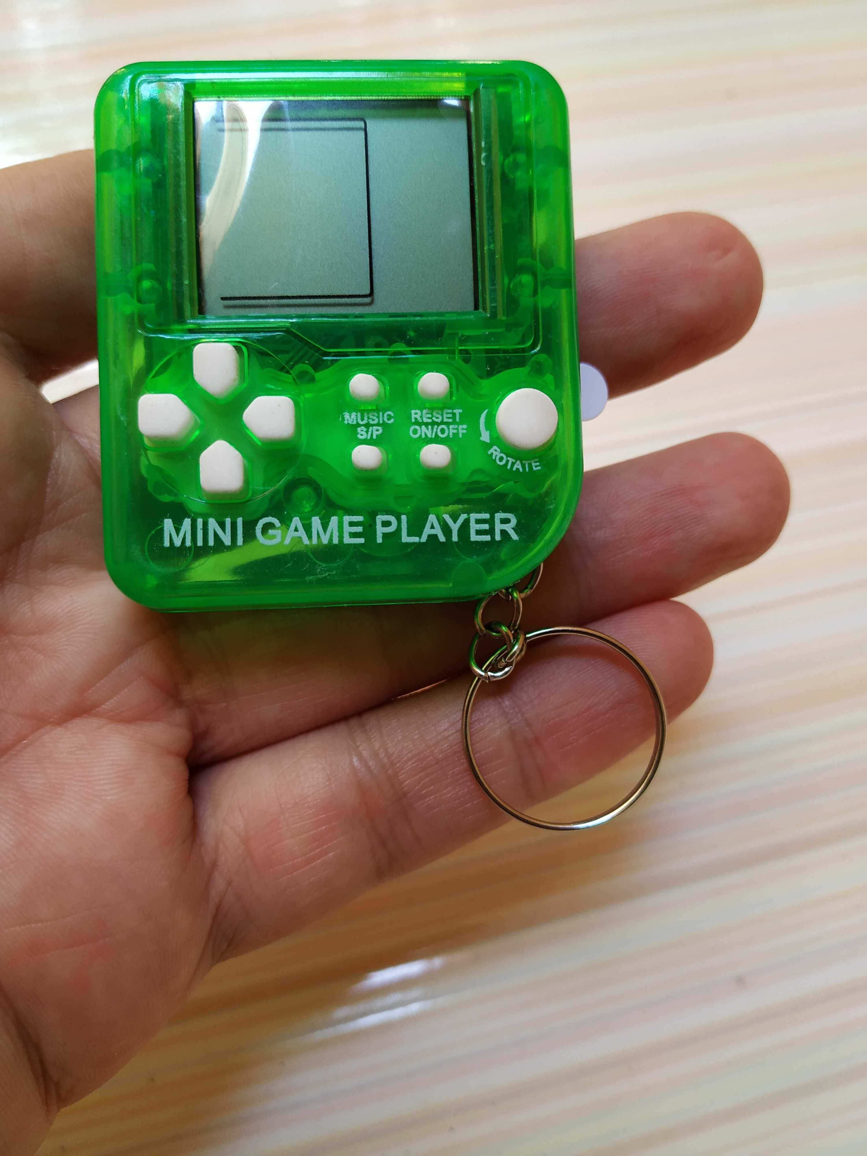 Game Box Mini - breloc, cu 26 de jocuri clasice: Tetris, Cars, etc.