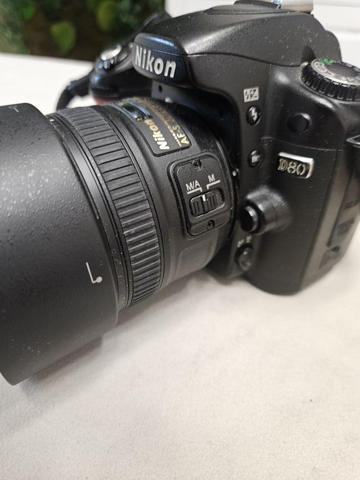 Vând Nikon D80+ obiectiv nikon 50mm/1.8 și bliț Nikon sb600