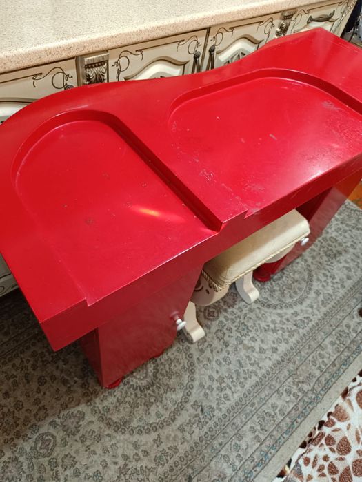 Маникюрный уступлю столик срочно