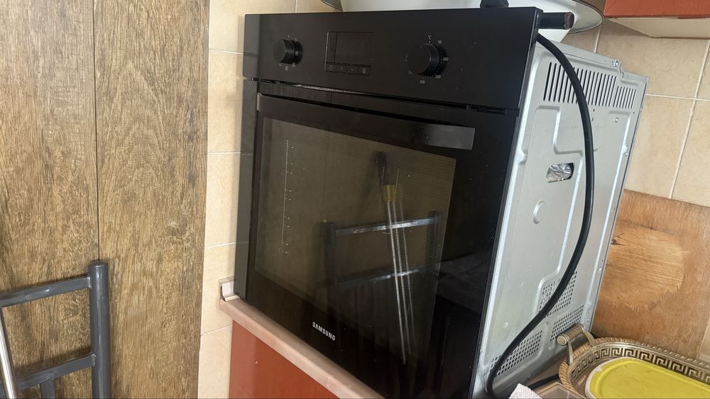 Продам электрическую духовку встрайваемую