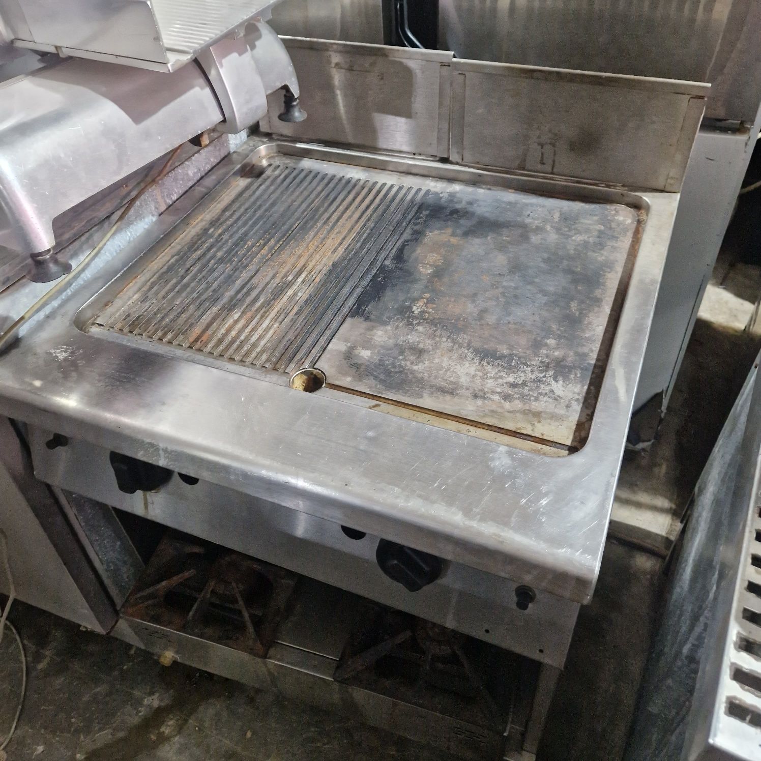 Grill.striat pe gaz, de putere, cu banc