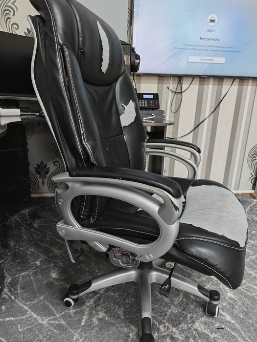 Кресло кожаный продаётся дёшево