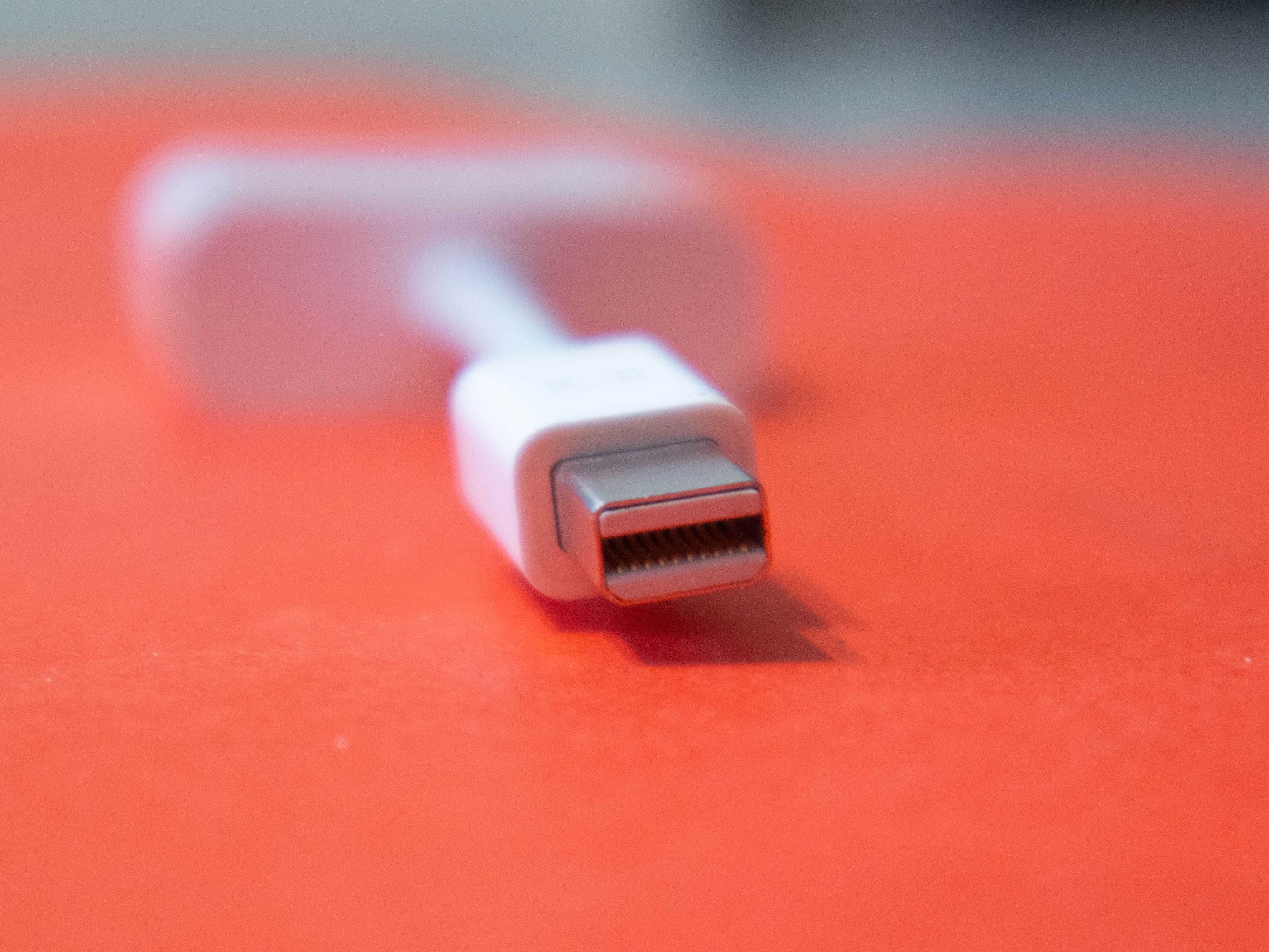 Mini DisplayPort (Thunderbolt) към VGA адаптер Apple A1307
