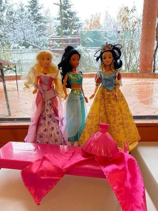 Set 3 papusi, Alba ca zapada, Jasmine si Aurora cu pat baldachin