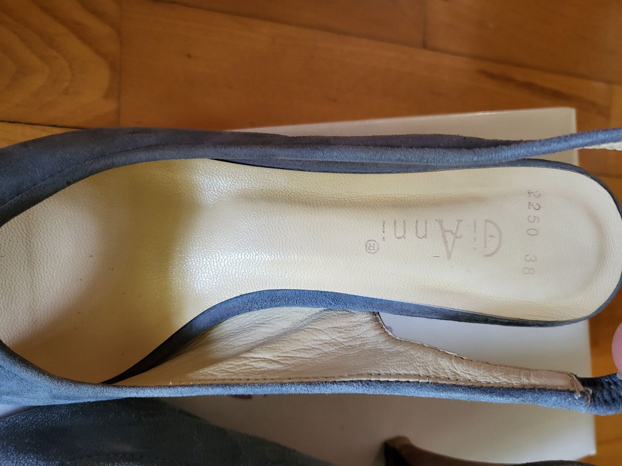 Дамски сандали Gianni номер 38