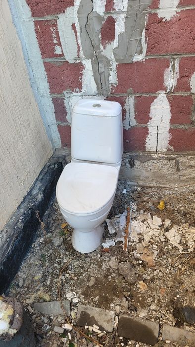 Унитаз в целом состоянии