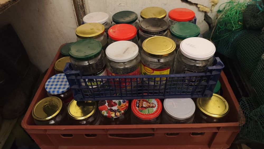 Продавам буркани с капачки, всякакви размери.