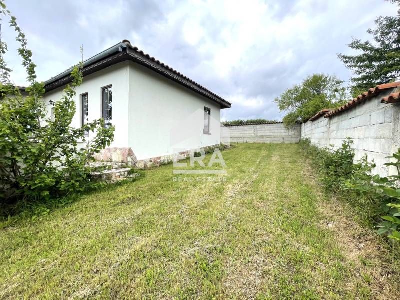 Ексклузивна, едноетажна, обзаведена къща за продажба, с веранда и двор